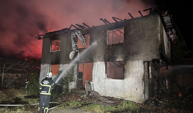 Kastamonu'da 2 katlı ev yandı