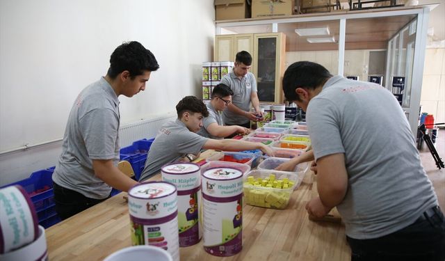 Kastamonu'da ahşaba şekil veren öğrenciler hem üretiyor hem kazanıyor
