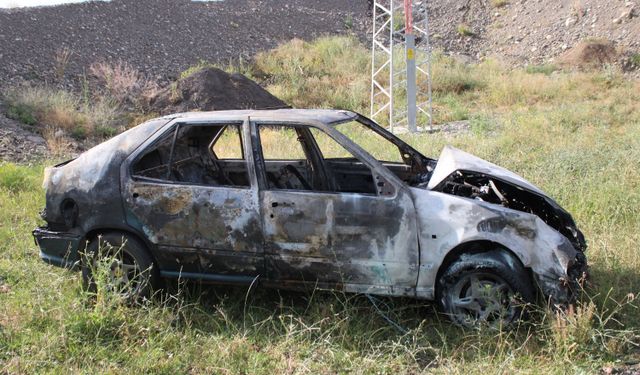 Kastamonu'da kamyonetle çarpışan otomobil alev aldı