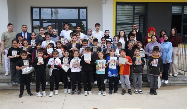 Kastamonu'da üniversiteliler köy okulundaki öğrencilerle eğlenceli ve öğretici aktiviteler yaptı