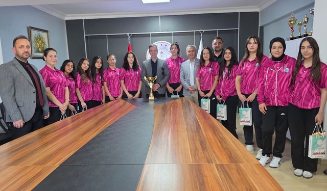 Kaymakam Şafak Gürçam Türkiye şampiyonu kriket takımını ödüllendirdi