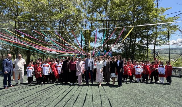 Ladik'te mezuniyet programında öğrencilere milli takım forması hediye edildi