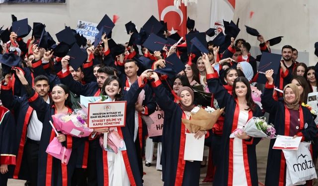 Merzifon'da fakülte ve yüksekokul öğrencileri için mezuniyet töreni düzenlendi