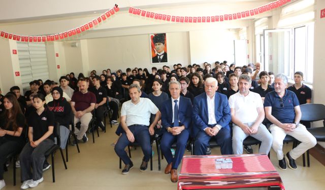Of Fen Lisesi'nde şiir dinletisi düzenlendi