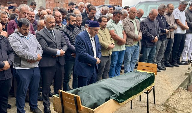 Oğlunu kurtarmak için girdiği denizde boğulma tehlikesi geçiren ve daha sonra hayatını kaybeden baba, toprağa verildi
