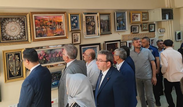 Oğuzlar Halk Eğitimi Merkezinde yıl sonu sergisi açıldı