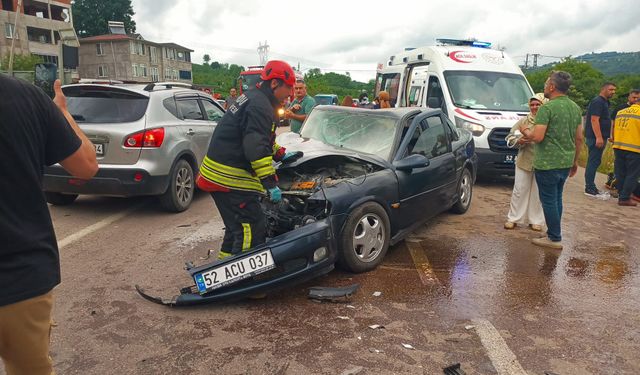 Ordu'da iki otomobilin çarpıştığı kazada 5 kişi yaralandı