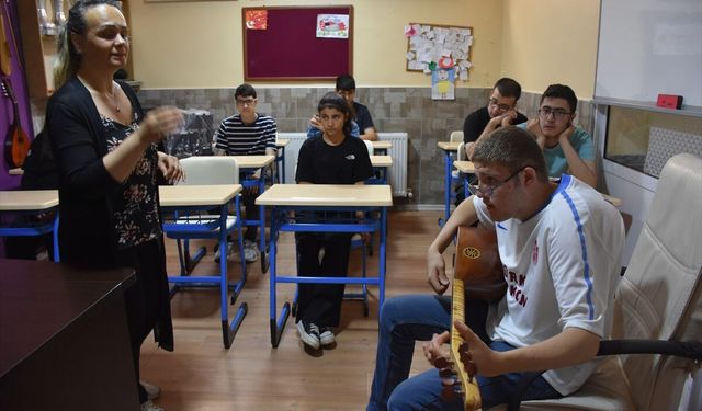 Özel gereksinimli Mehmet'in elinden kemençe düşmüyor