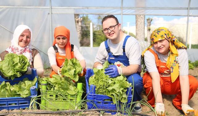 'Özel Yürekler Üreten Eller' serada üretim heyecanı yaşadı