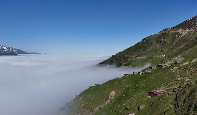 Rize'nin yüksek yaylalarında oluşan 'sis denizi' dronla görüntülendi