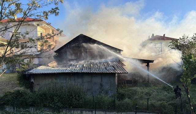 Samsun'da çıkan yangında evde hasar oluştu, 2 traktör kullanılamaz hale geldi