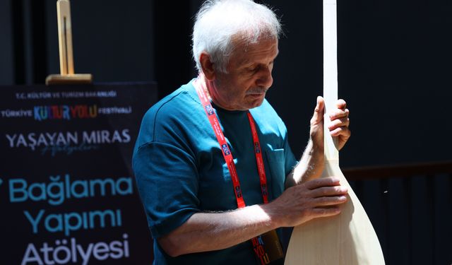 Samsun'da emekli öğretmen bağlama yapımını geleceğe taşıyor