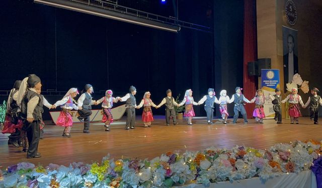 Samsun'da minik öğrenciler 'Yörelerle Dans' projesiyle farklı kültürleri sahneye yansıttı