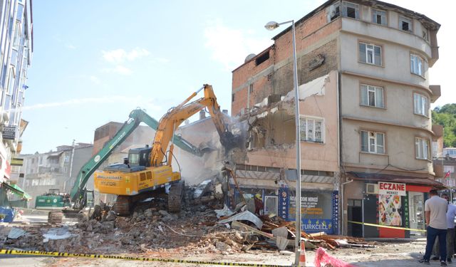 Samsun'un Havza ilçesinde dere üzerindeki son bina da yıkıldı