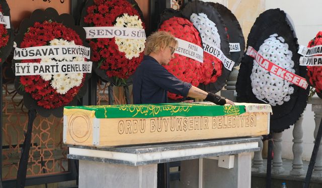 Sanatçı Soner Arıca'nın annesi Ordu'da son yolculuğuna uğurlandı