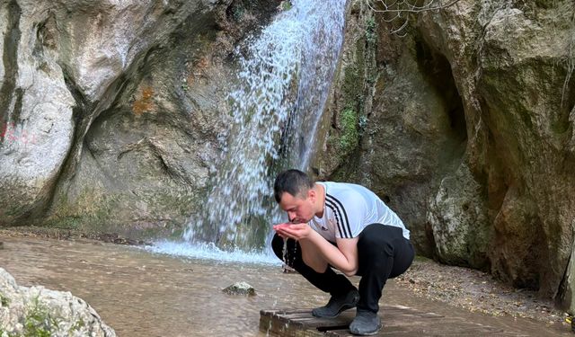 Sıcak yaz günlerinde doğaseverlerin rotası Örencik Şelalesi oldu