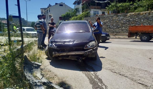 Sinop'ta bariyere çarpan otomobildeki 3 kişi yaralandı