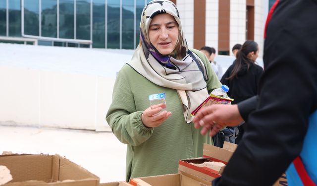 Tokat Belediyesi çocukları YKS'ye giren ailelere ikramda bulundu