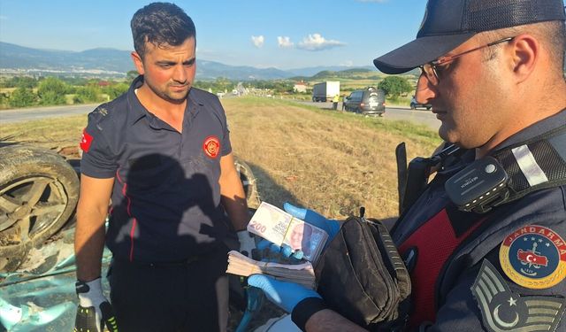 Tokat'ta hafif ticari araç ile minibüsün çarpıştığı kazada 4 kişi yaralandı