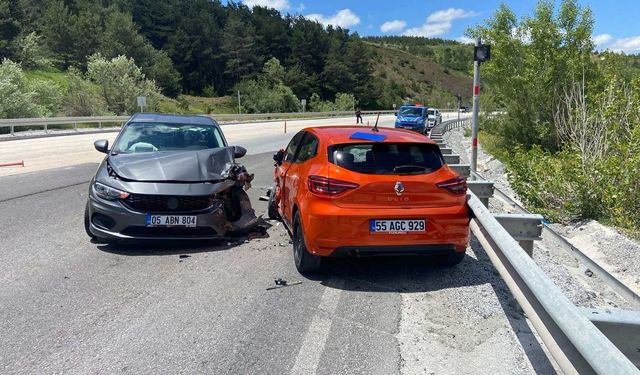 Tokat'ta iki otomobilin çarpıştığı kazada 3 kişi yaralandı