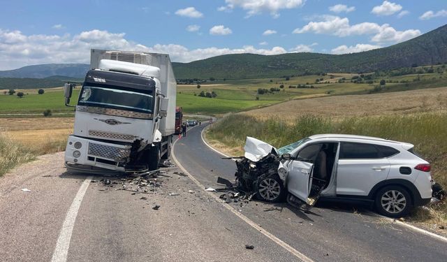 Tokat'ta kamyon ile cipin çarpıştığı kazada 4 kişi yaralandı