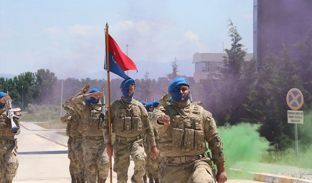 Tokat'ta Türk Hava Kuvvetleri paraşüt ekibi gösteri yaptı