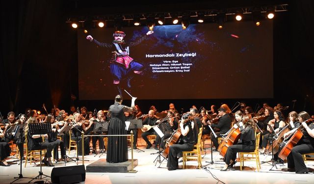 Trabzon'da öğretmenlerden oluşan orkestra ve dans topluluğu sahne aldı