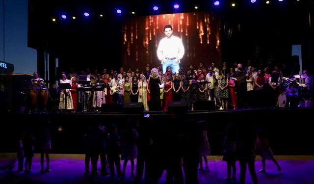 Trabzon'da öğretmenlerden oluşan 'Seksenler Doksanlar' adlı müzik grubu konser verdi