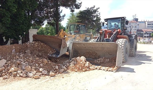 Turhal'da Yeşilırmak çevresinde taşkın riskine karşı oluşturulan tahkimatlar kaldırılıyor