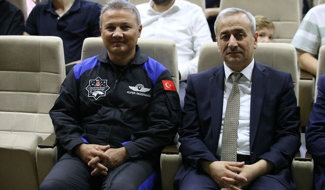 Türkiye'nin ilk astronotu Gezeravcı, Karabük'te öğrencilerle bir araya geldi