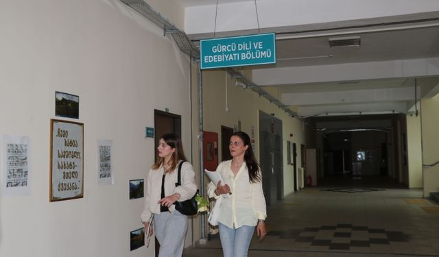 Üçüncü üniversite diplomasını birincilikle alan kadın kızına örnek oldu