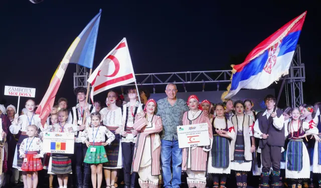 Uluslararası Halk Oyunları Ayvalık'ta sahne aldı