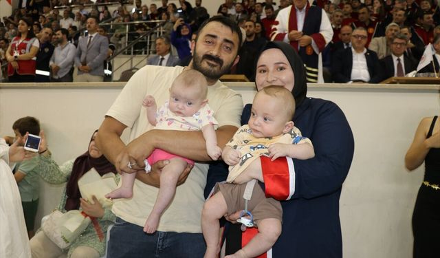 Üniversite mezuniyet heyecanını ikiz bebekleriyle yaşadı