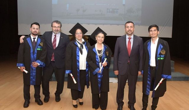 Üniversiteyi 76 yaşında bitirip mezuniyet sevinci yaşadı