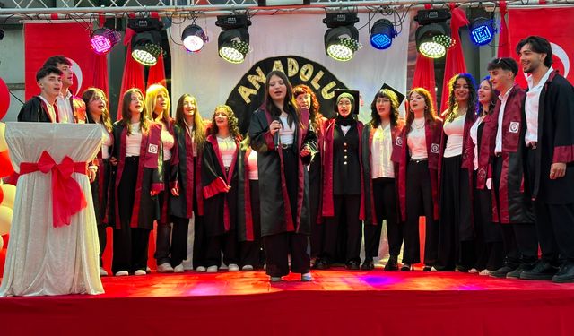 ANADOLU LİSESİ’NDE MEZUNİYET COŞKUSU