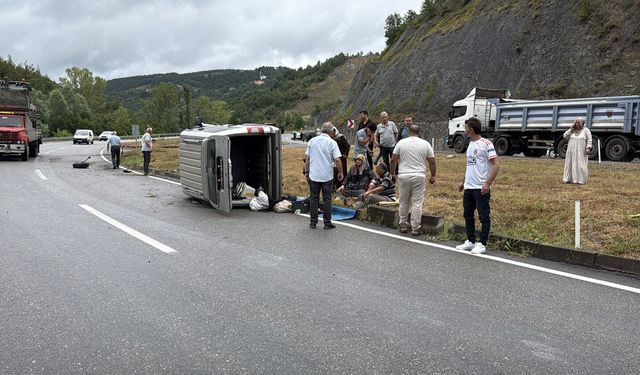 REFÜJE ÇARPIP DEVRİLDİ, 3 YARALI