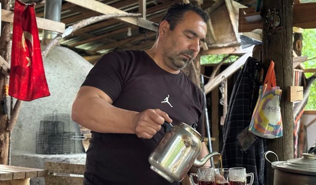El emeğiyle kurduğu mesire alanında ziyaretçilerini ağırlıyor