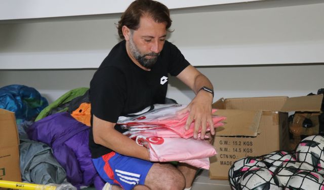 Futbol kulübünün hem başkanlığını hem antrenörlüğünü hem de malzemeciliğini yapıyor