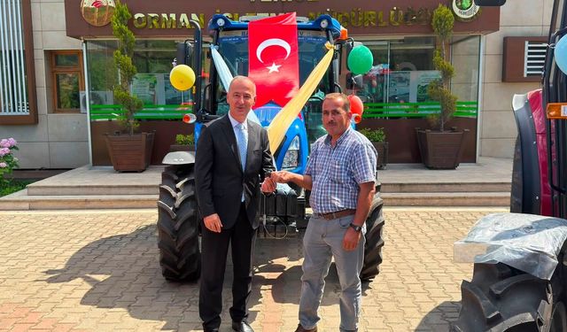 Karabük'te ORKÖY projesiyle alınan 5 traktör ve 5 tambur orman köylülerine verildi