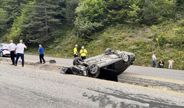 Kastamonu'da devrilen otomobildeki anne ile bebeği yaralandı