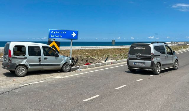 Sinop'ta iki aracın çarpıştığı kazada 4 kişi yaralandı