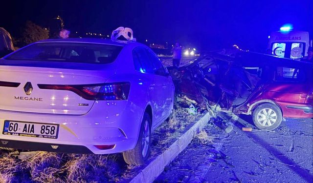 Tokat'ta iki otomobilin çarpıştığı kazada 9 kişi yaralandı