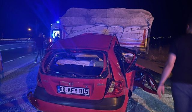Tokat'ta otomobilin tıra çarptığı kazada 1 kişi öldü