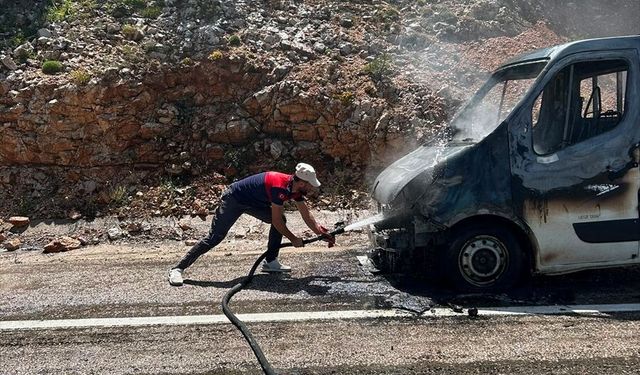 Tokat'ta seyir halindeki kamyonet yanarak kullanılamaz hale geldi