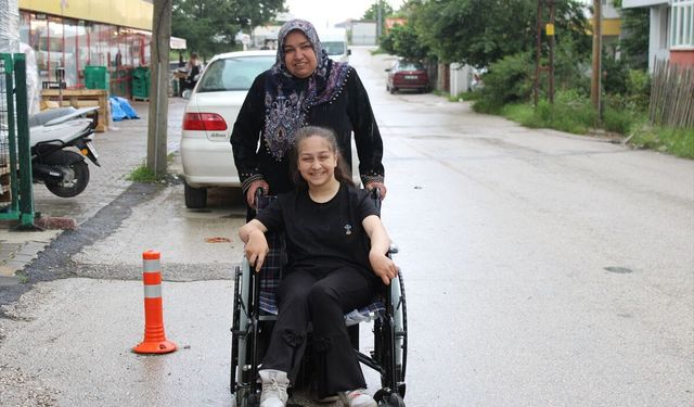 Üniversite öğrencilerinden özel gereksinimli bireylere tekerlekli sandalye hediyesi