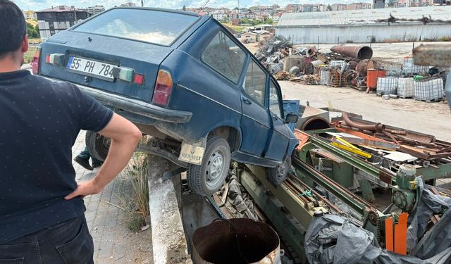 Vezirköprü'de yoldan çıkan otomobilin sürücüsü yaralandı