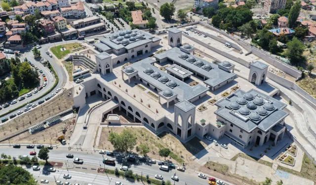 Ankara'da Ulus'a modern dolmuş durakları