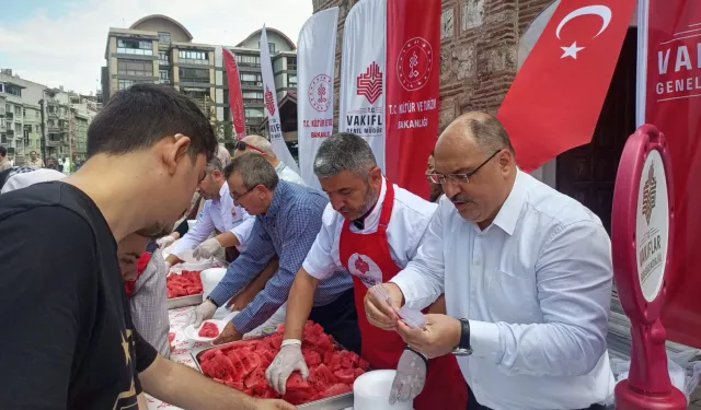 Bursa Emir Sultan Külliyesi'nde karpuz ikramı