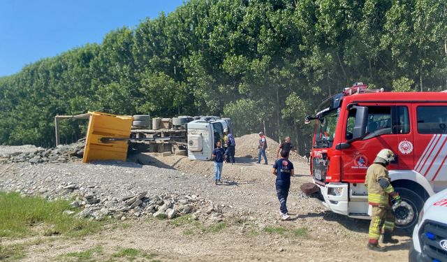 MOLOZ YÜKLÜ KAMYON DEVRİLDİ