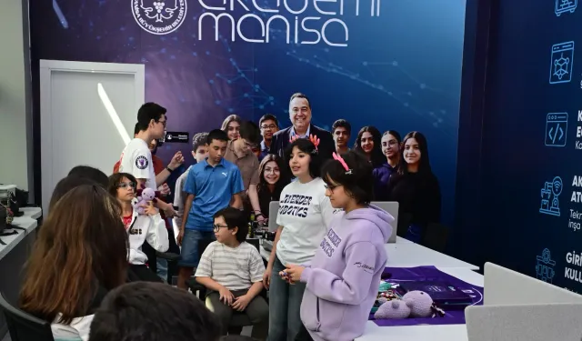 Akademi Manisa'da gençlere robotik ve mühendislik deneyimi